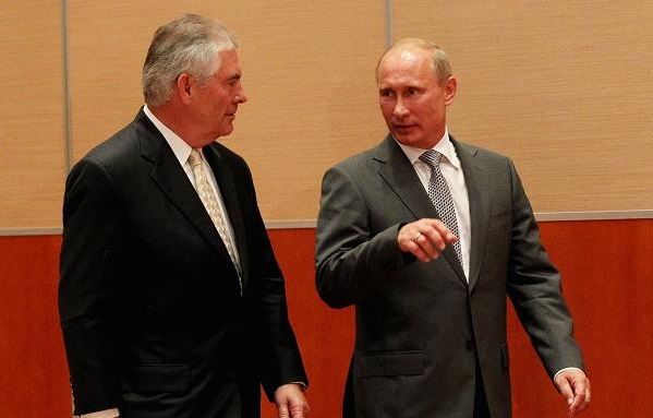 Vladimir Poutine recevant le secrétaire d'Etat américain Rex Tillerson à Moscou. D. R.